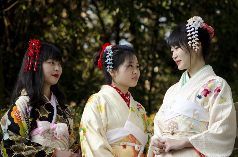 穿着和服的年轻日本女孩图片
