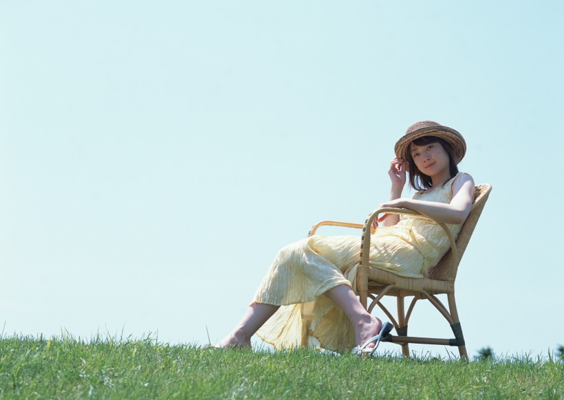 草地放松休闲女性图片