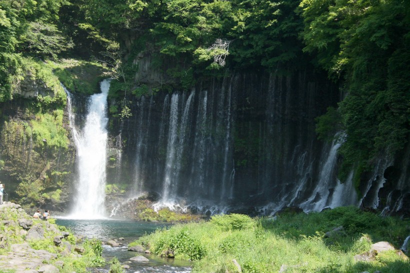日本静冈县白丝瀑布风景图片