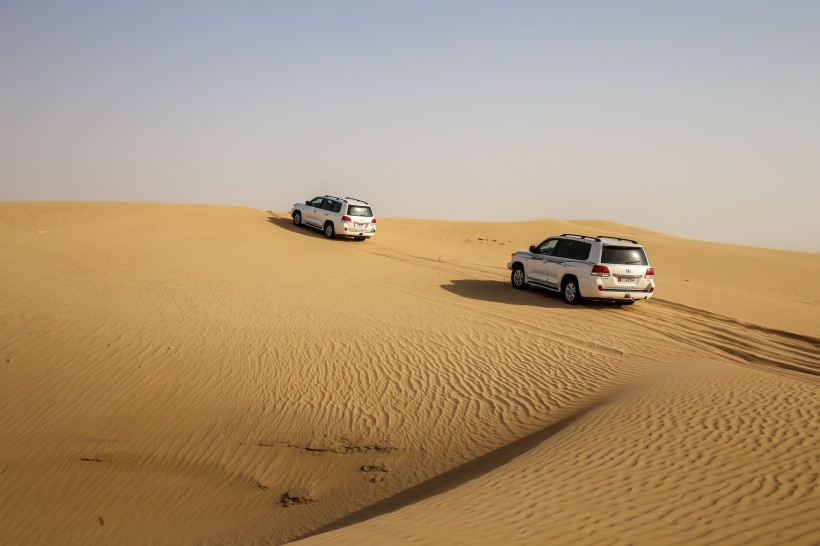 无边无际荒凉的沙漠风景图片