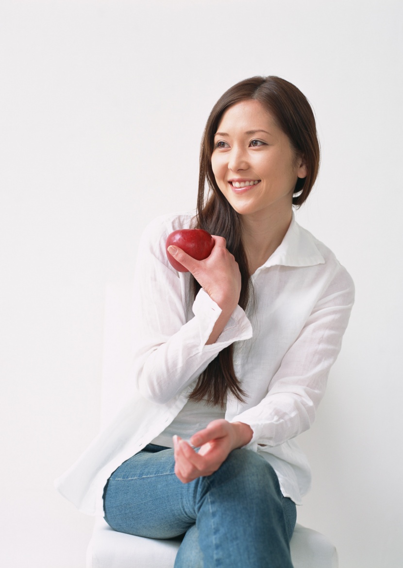 女性和食物水果图片