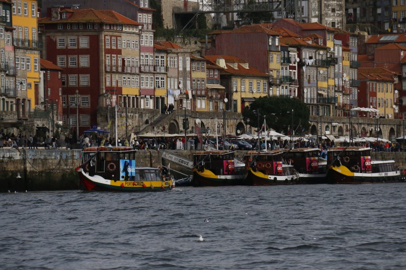流经葡萄牙和西班牙的杜罗河风景图片