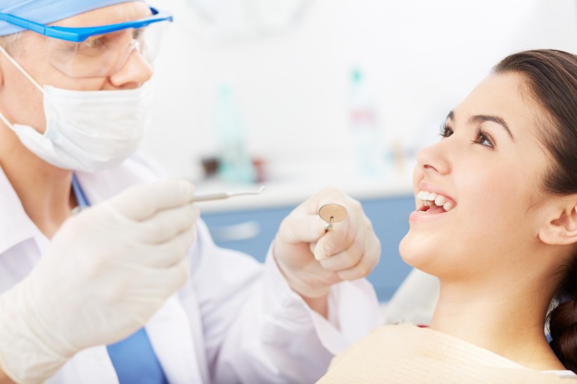 牙科医生检查患者牙齿图片