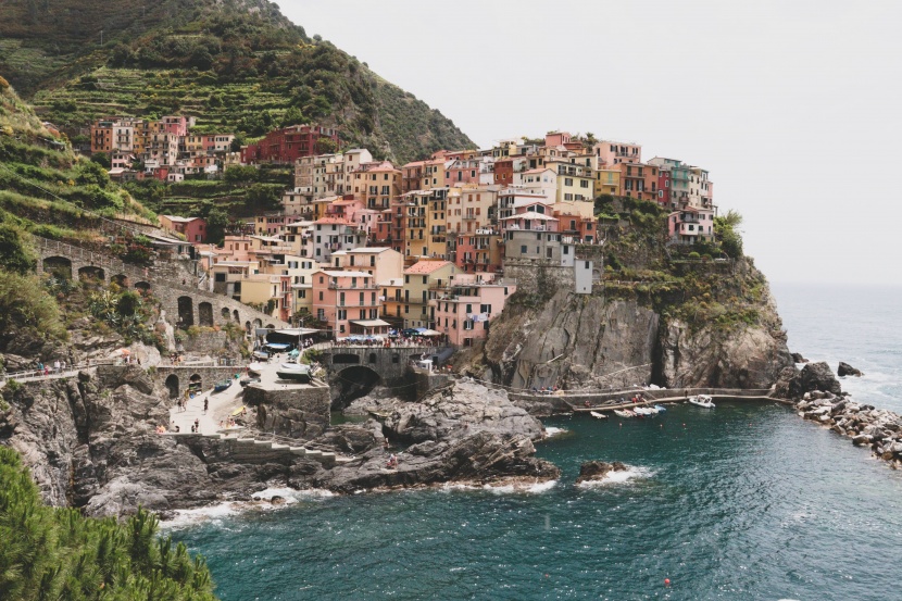 依山临海的意大利五渔村图片