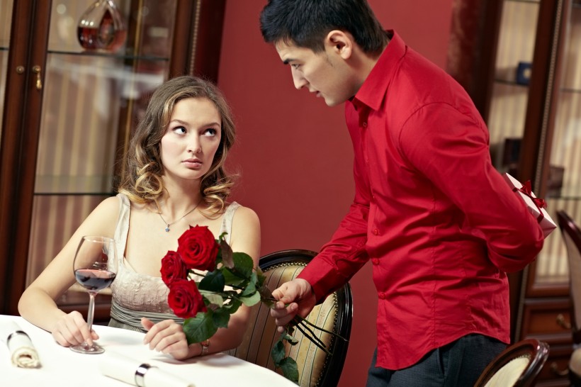 在餐厅约会的情侣图片