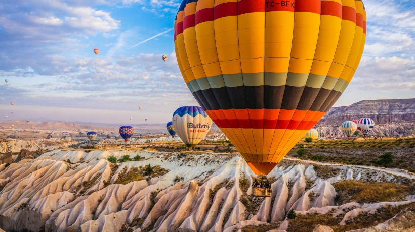 土耳其卡帕多西亚冉冉升起的热气球情景图片