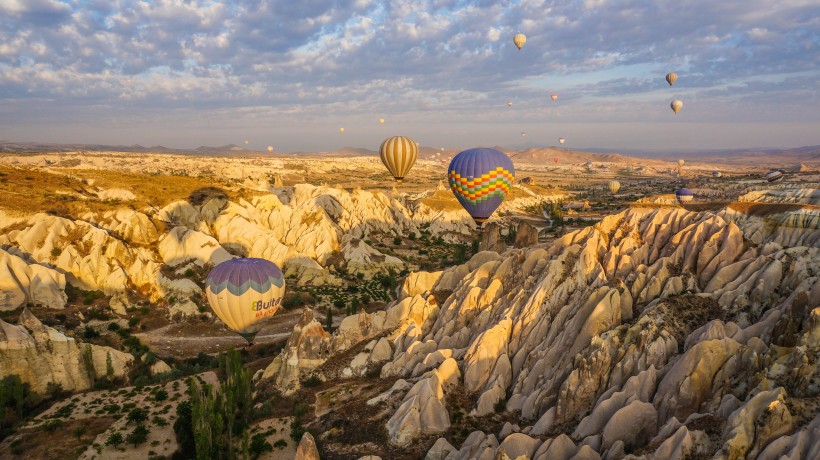 土耳其卡帕多西亚冉冉升起的热气球情景图片