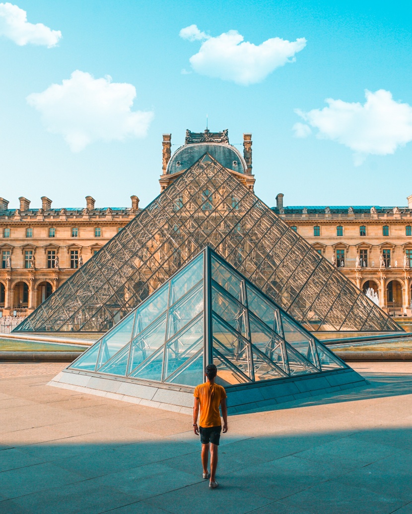法国巴黎卢浮宫建筑风景图片