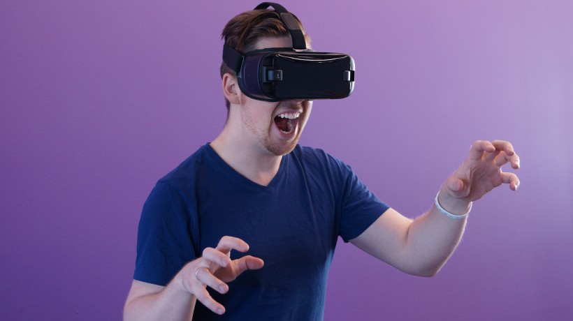 戴着VR眼镜的男青年图片