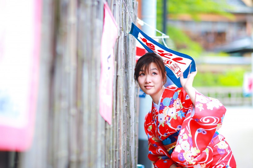 穿着和服的年轻日本女孩图片