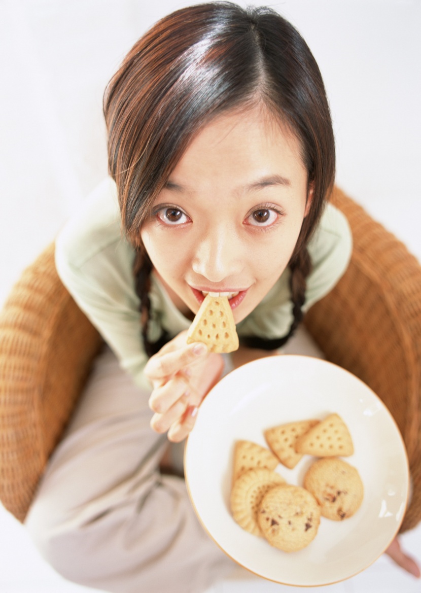 女性和食物水果图片