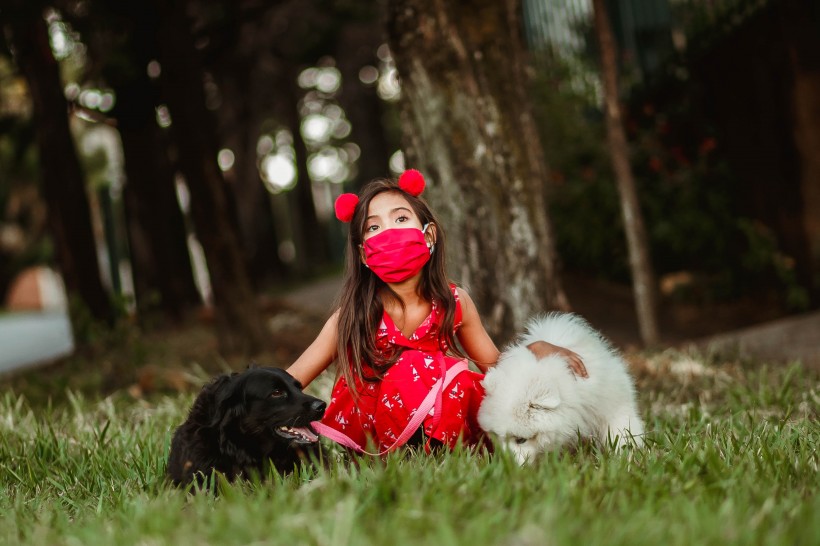 小女孩和狗狗图片