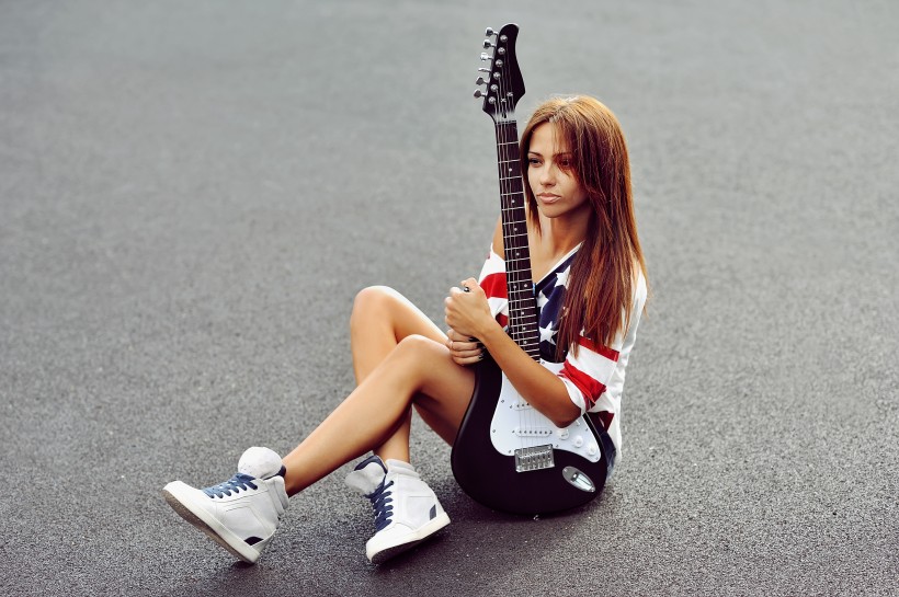 欧美女孩弹乐器吉它图片