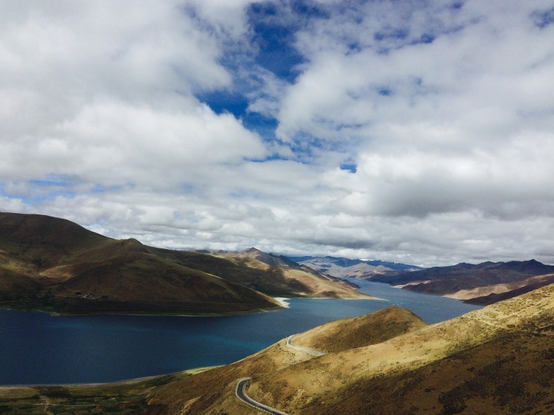 西藏干净清澈的羊卓雍措湖自然风景图片
