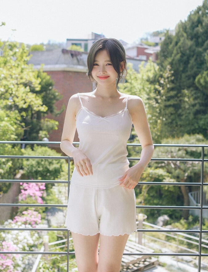 韩国美女演员金希珍白色吊带衣图片