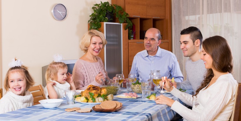 温暖的家庭餐桌上聚餐图片