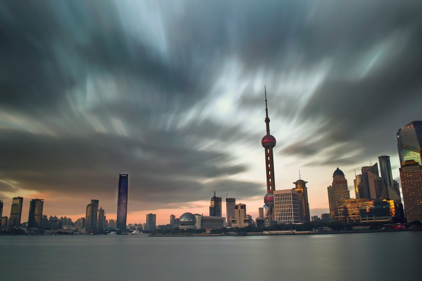 繁华的上海黄浦江城市风景图片