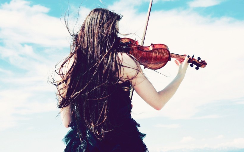 拉小提琴的优雅气质女孩