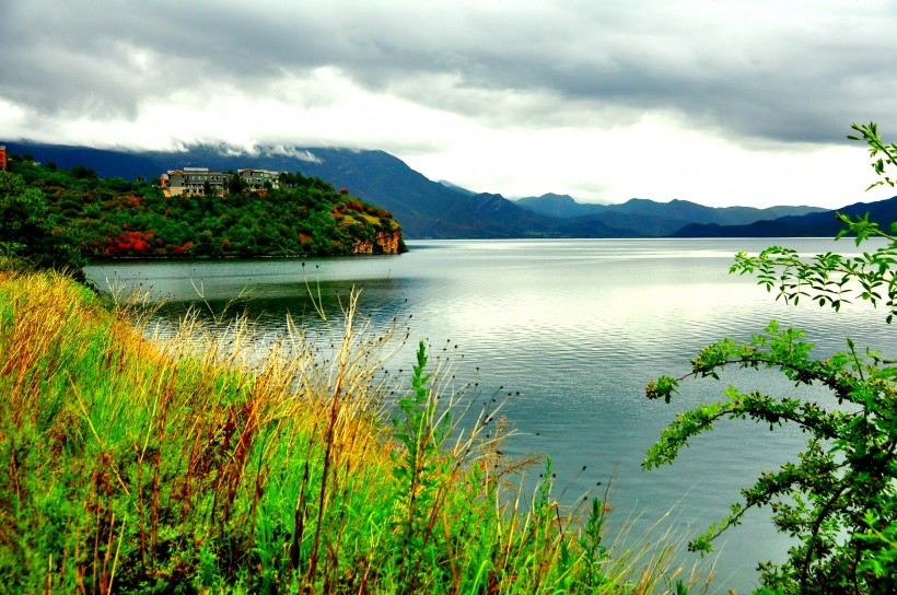 云南优美的泸沽湖风景图片