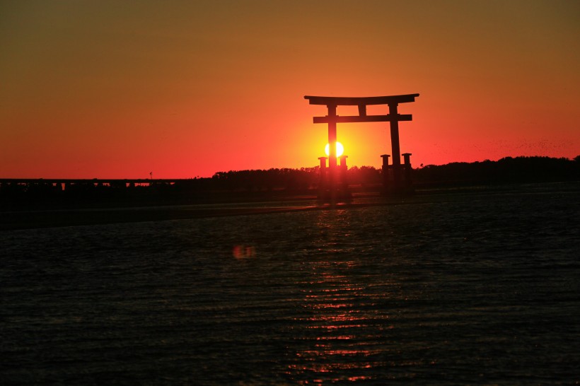 夕阳余晖下的滨名湖风景图片