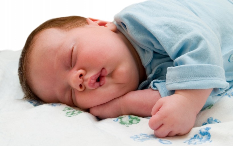 睡梦中可爱婴儿图片