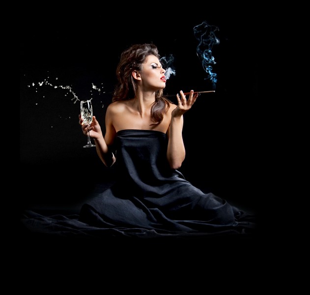 抽烟的欧美美女图片