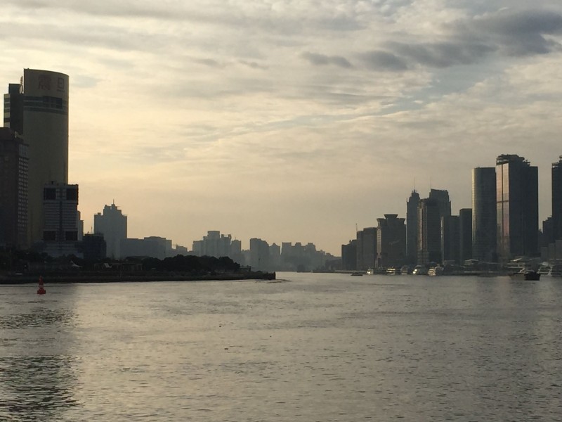 繁华的上海黄浦江城市风景图片