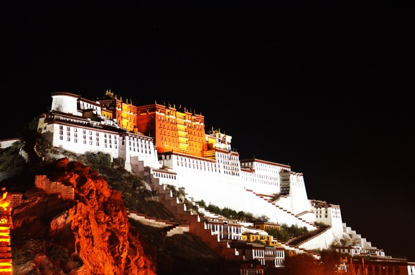 神圣的西藏布达拉宫建筑风景图片
