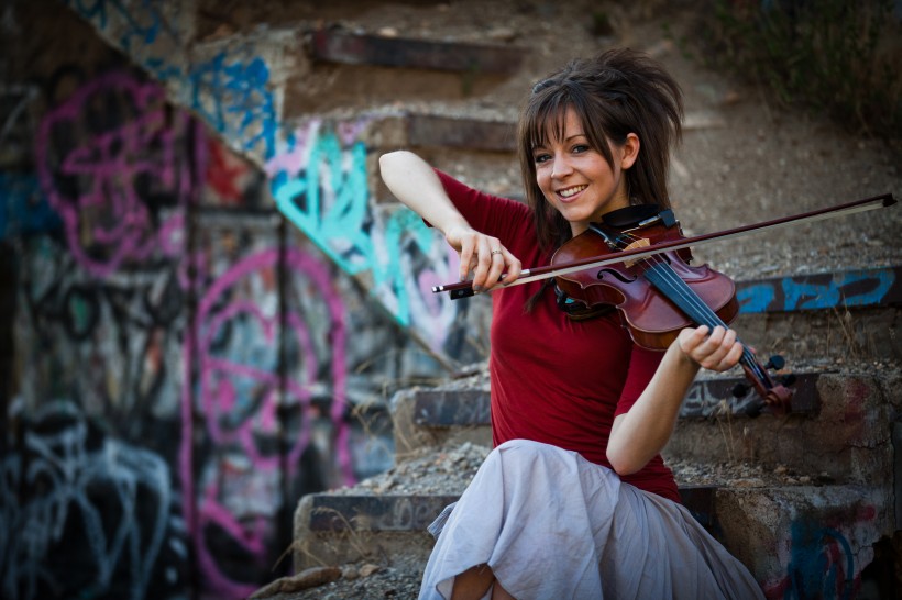 拉提琴的少女图片