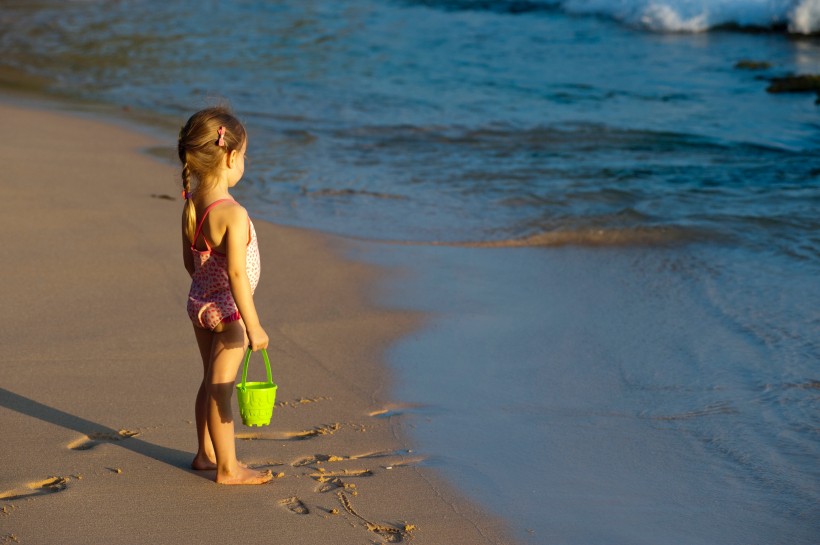 在海边玩耍的小女孩图片