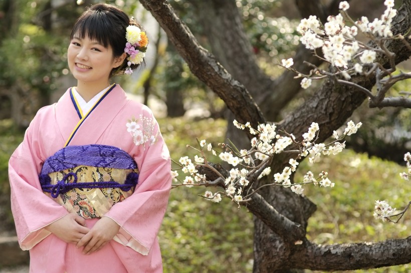 穿着粉色和服的日本女子图片