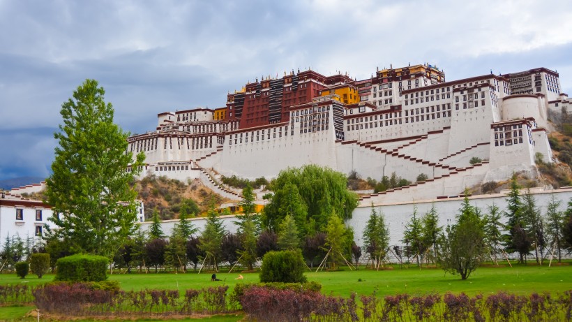 神圣的西藏布达拉宫风景图片
