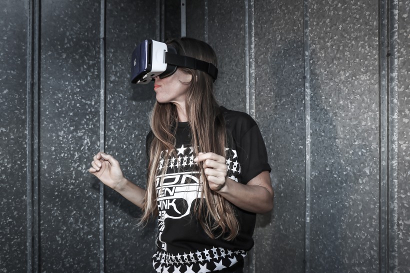 戴VR眼镜的女人图片