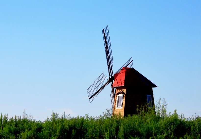高大的荷兰风车建筑风景图片