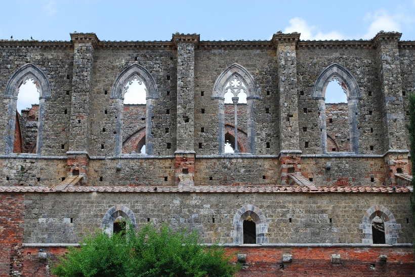 意大利宏伟的圣加尔加诺修道院建筑风景图片