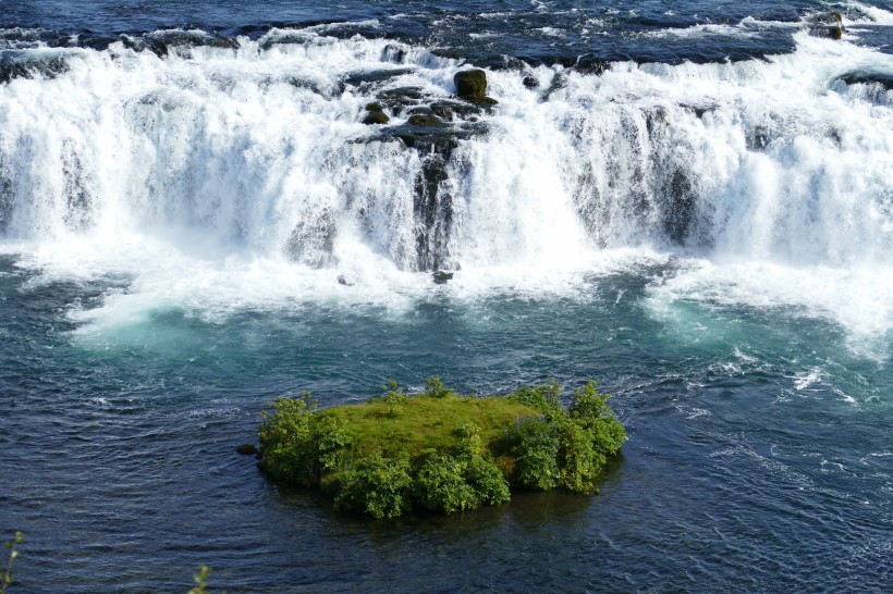 让人震撼的冰岛黄金瀑布风景图片