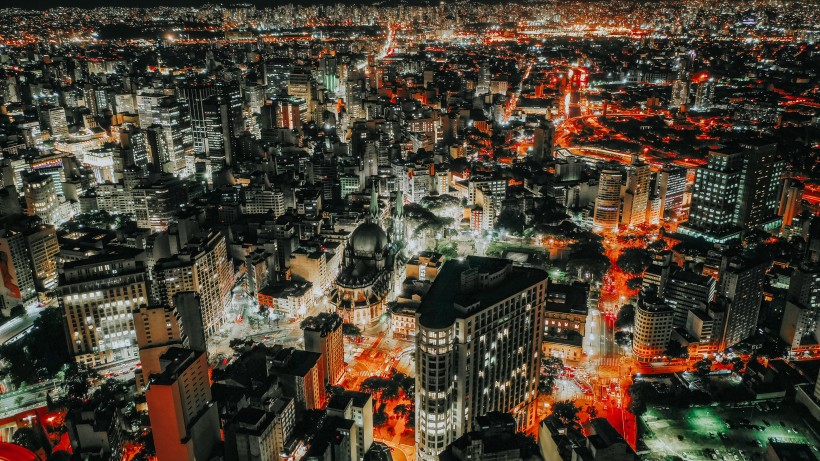 灯火辉煌的城市夜景图片