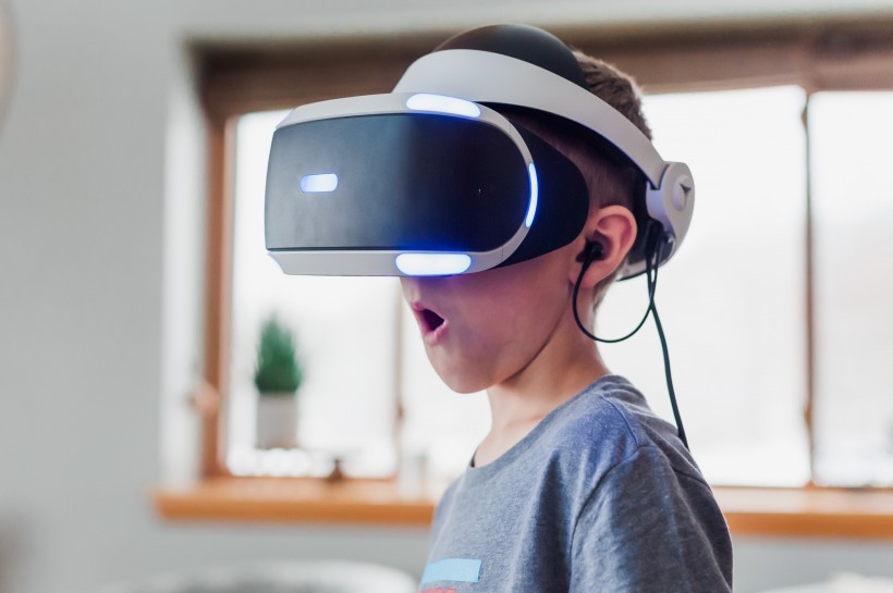 头戴VR眼镜的儿童图片