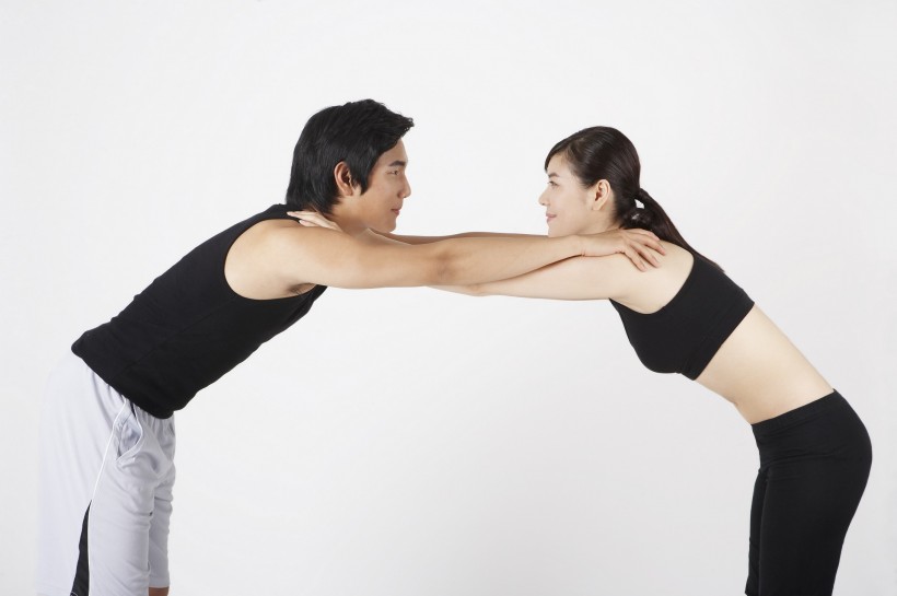 男女双人健身姿态图片
