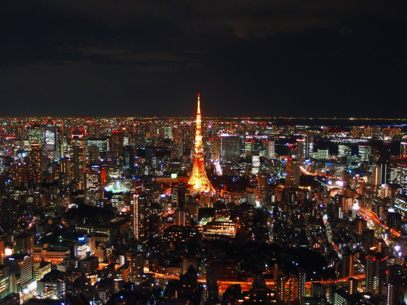黑夜里发光发亮的日本东京塔图片