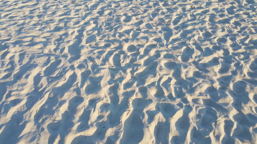 沙滩上凌乱的脚印图片