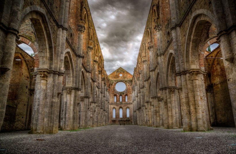 意大利宏伟的圣加尔加诺修道院建筑风景图片