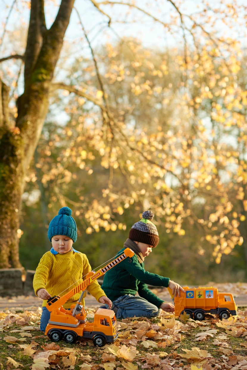 在树林里玩玩具的小男孩图片