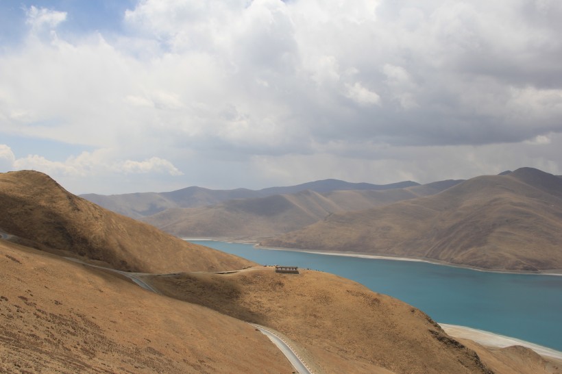 西藏美丽的羊卓雍措风景图片
