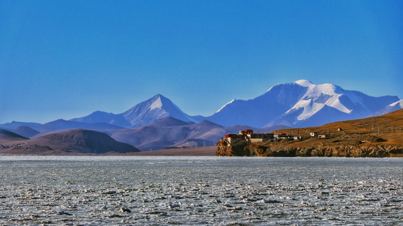 西藏冬日少女湖普姆雍措风景图片