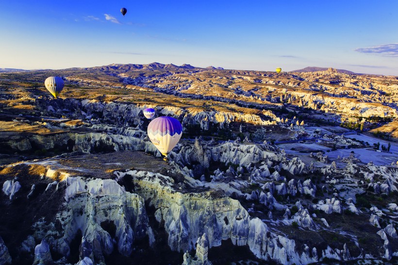土耳其卡帕多西亚的喀斯特地貌风景图片