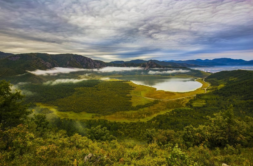 内蒙古阿尔山天池风景图片