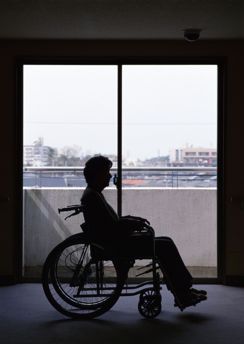 坐轮椅的中老年人图片