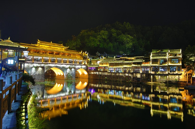 湖南凤凰古城夜景图片