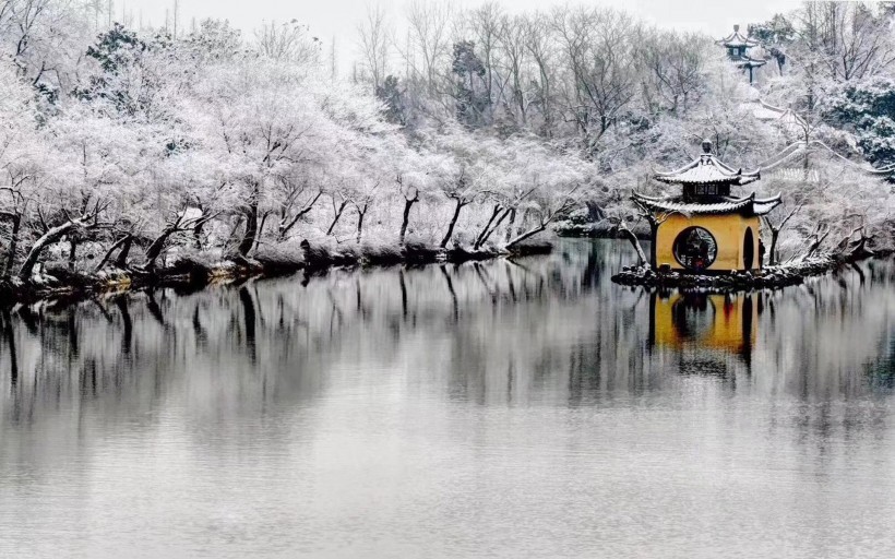 江苏扬州瘦西湖唯美冬日雪景图片